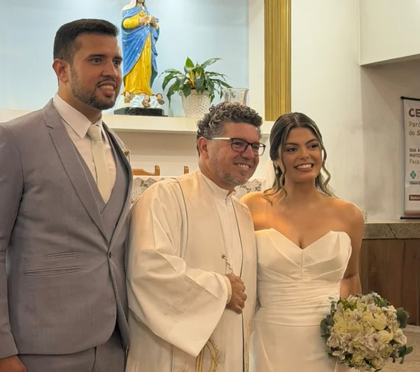 Casal de noivos mineiros e padre MArcelo