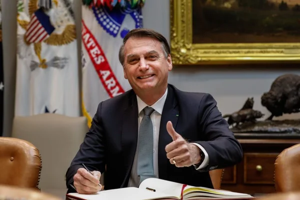 Governo gastará R$ 35,3 mil com caixas de plástico para Bolsonaro