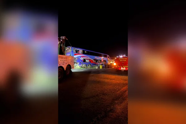 Acidente entre ônibus e carreta na BR-050, em MG