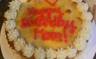 Bolo de aniversário feito de carne com macarrão escrito "Happy Birthday Mom" em vermelho na parte de cima viraliza na web - Metrópoles