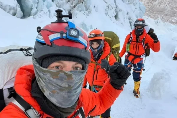 Imagem colorida, Brasileiros escapam de avalanche de gelo durante escalada no Everest - Metrópoles