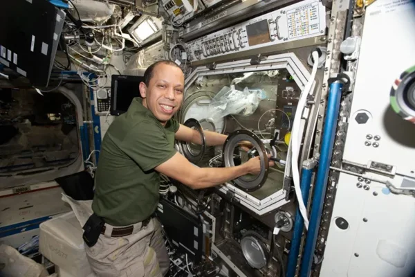 Imagem colorida mostra astronuta da nasa Chris Williams - Metrópoles