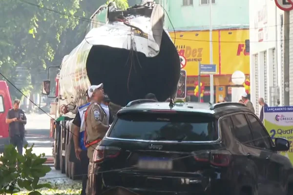 Explosão de caminhão-tanque de gasolina causa grandes estragos