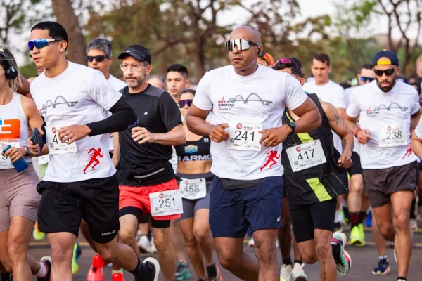 Fotos coloridas da Meia Maratona Metrópoles - Metrópoles