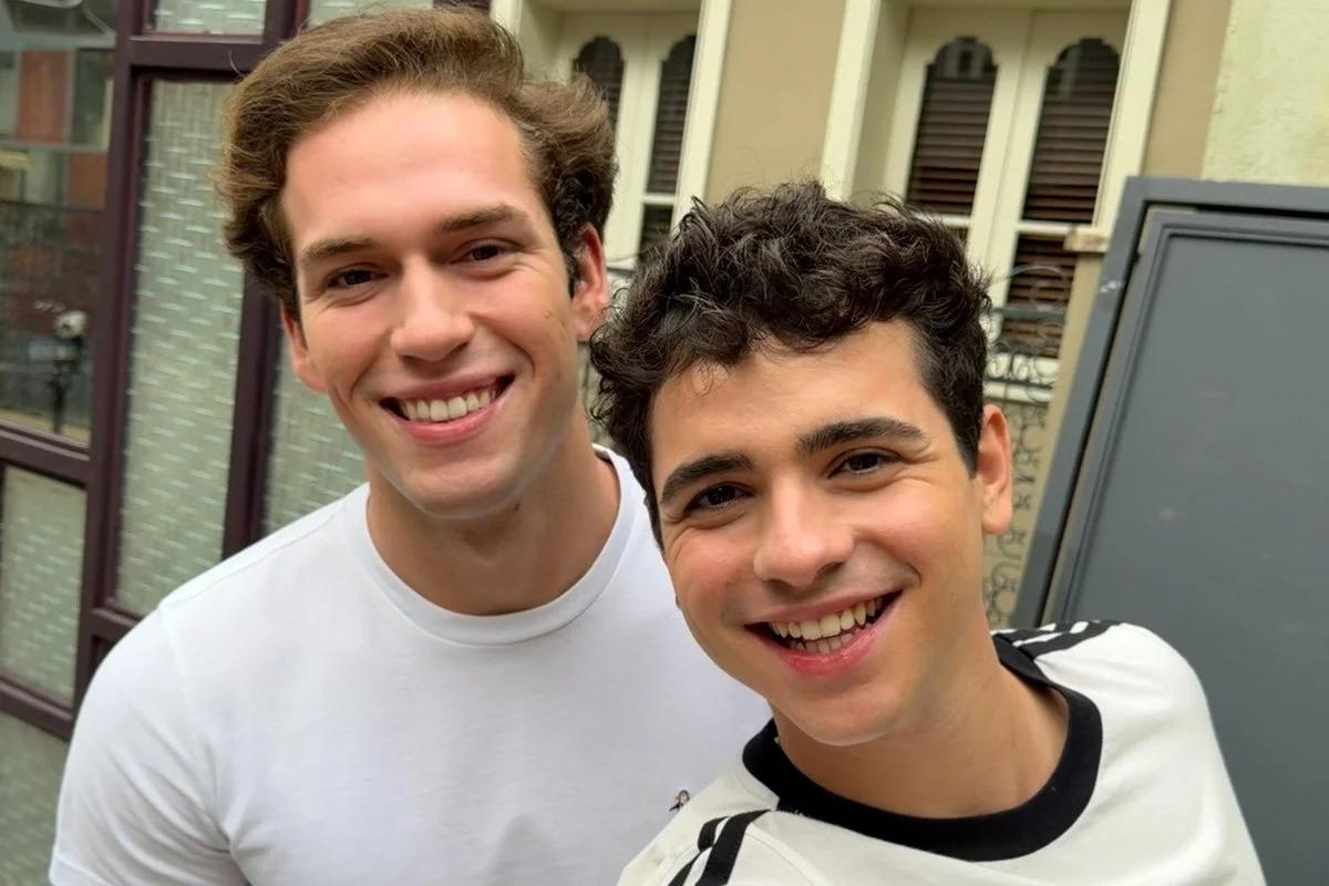 Mau Mau (João Victor Gonçalves) e Felipe (Pietro Antonelli) em Quem Ama Cuida Mau Mau (João Victor Gonçalves) e Felipe (Pietro Antonelli) em Quem Ama Cuida
