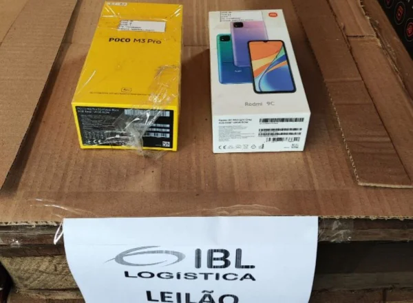foto colorida de lote com dois smartphones com lance mínimo de R$ 500 em leilão da Receita Federal em SP - Metrópoles