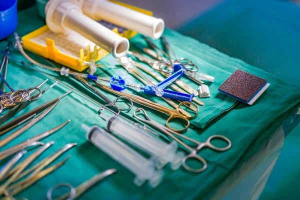 Fotografia mostra uma bandeja cirúrgica com vários tipos de instrumentos para cirurgia - Metrópoles