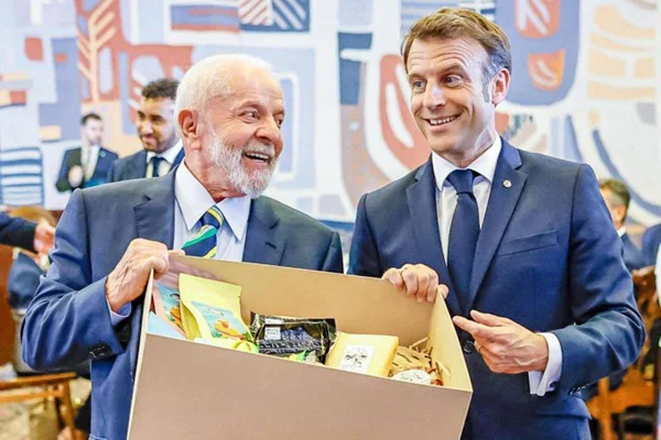 Imagem colorida de Lula e Macron - Metrópoles