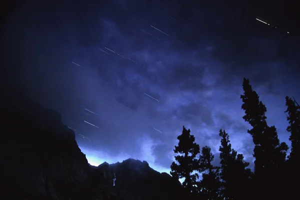 Imagem colorida de chuva de meteoros - Metrópoles