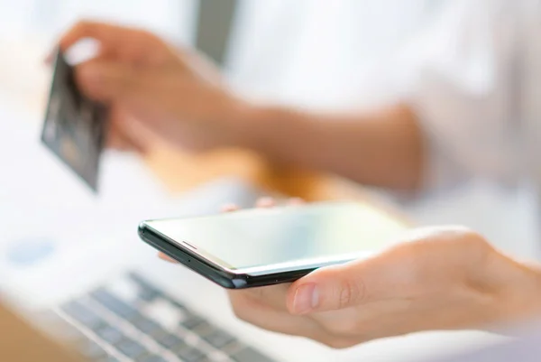 Celular, banco, computador, internet banking