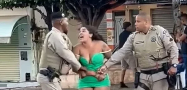 imagem colorida. mulher é pesa por injúria racial