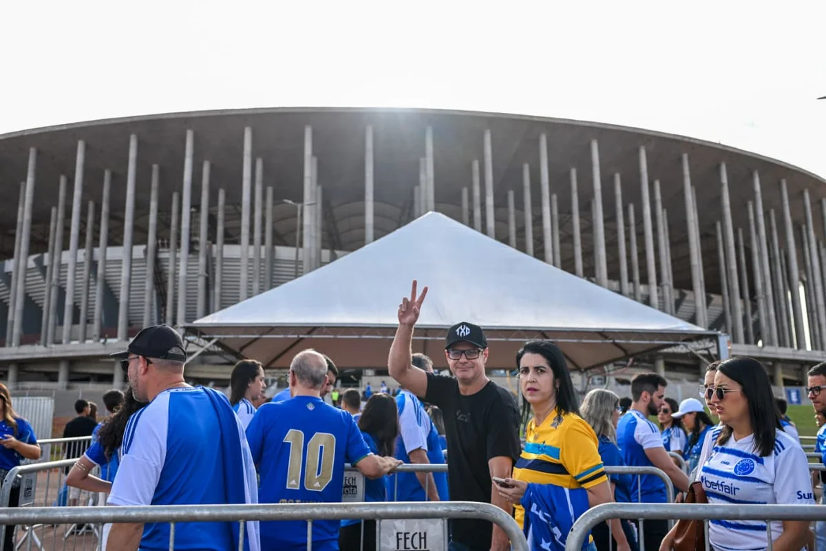 Torcedores de Cruzeiro e Grêmio chegam animados para jogão no DF - imagem 13 Torcedores de Cruzeiro e Grêmio chegam animados para jogão no DF - imagem 13