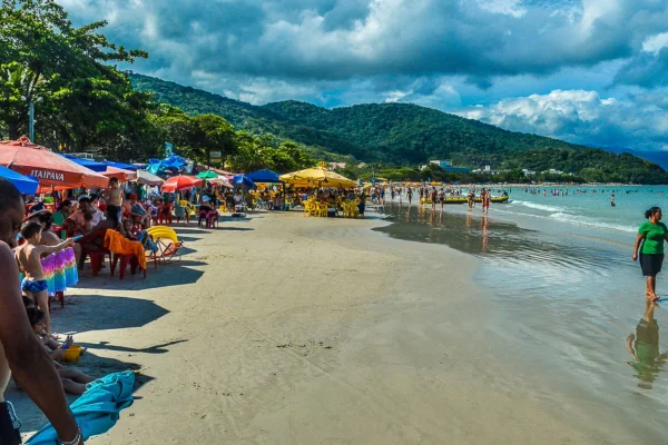ubatuba proíbe tendas barracas limita guarda-sóis