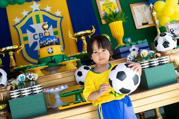 Ademar Neto completa 3 anos com festa temática da Seleção Brasileira