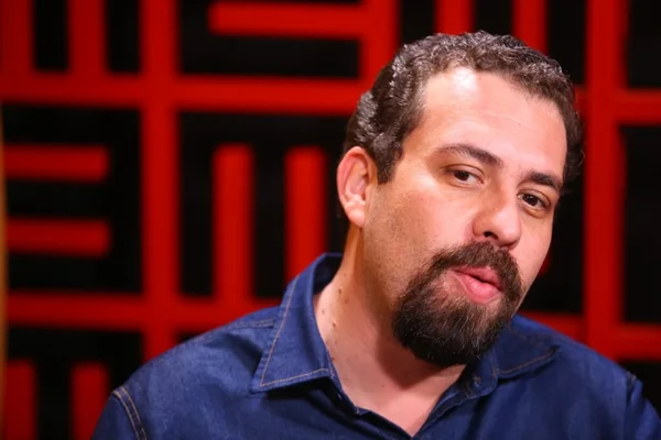 Guilherme Boulos diz que teve celular clonado e golpistas pedem dinheiro