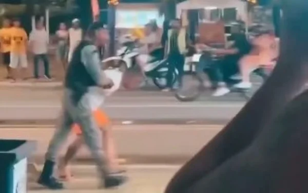 Imagem colorida de policial durante briga em bar de Maceió - Metrópoles