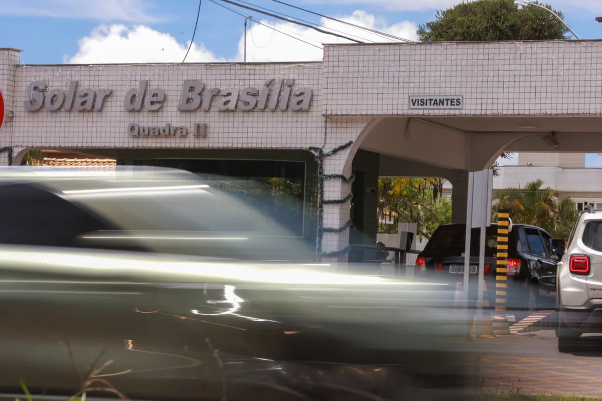 Vizinhos de Bolsonaro no Solar de Brasília se irritam com PM que o escolta e aplica multas por infrações simples no trânsito interno do condomínio