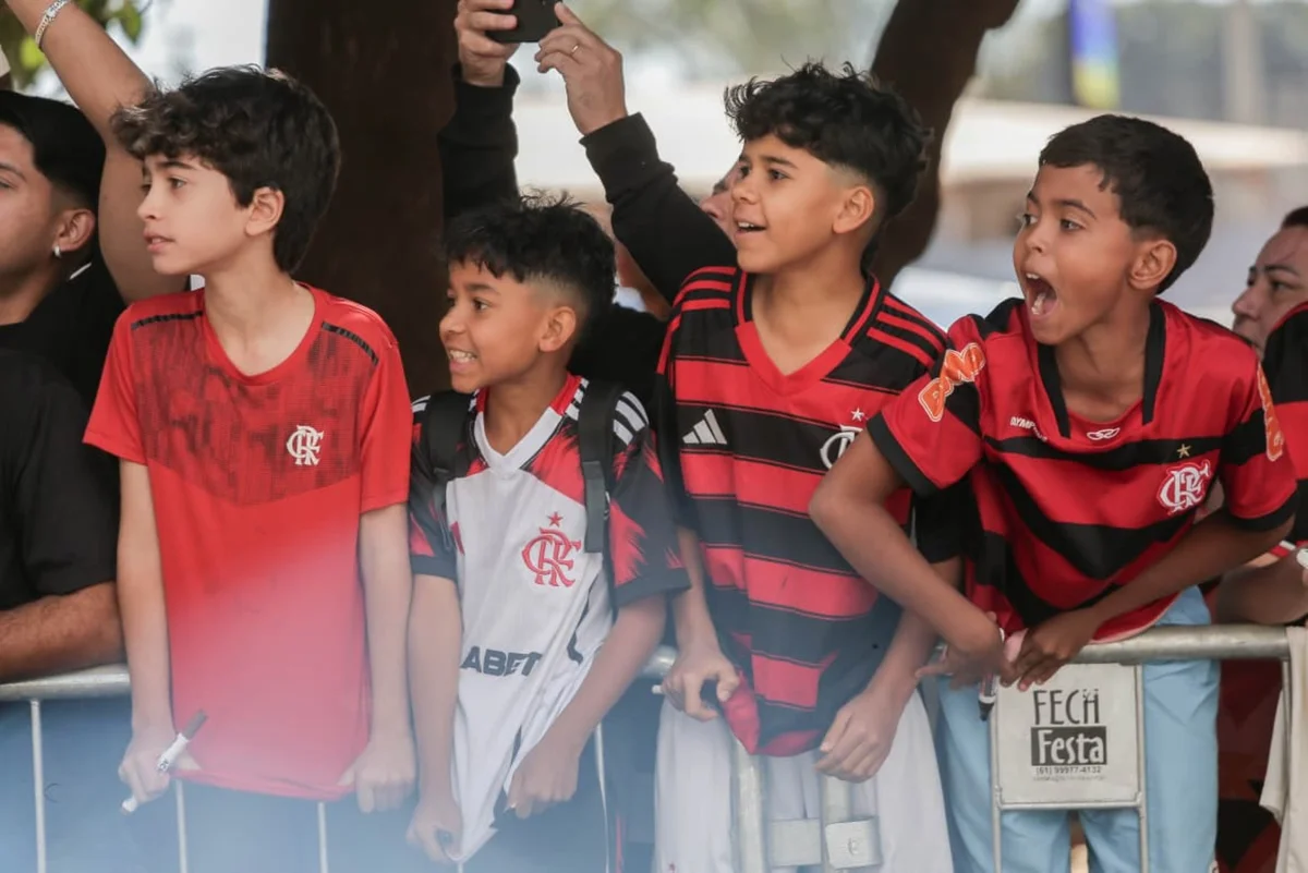 Torcida recepcionou o Flamengo na chegada ao DF Torcida recepcionou o Flamengo na chegada ao DF