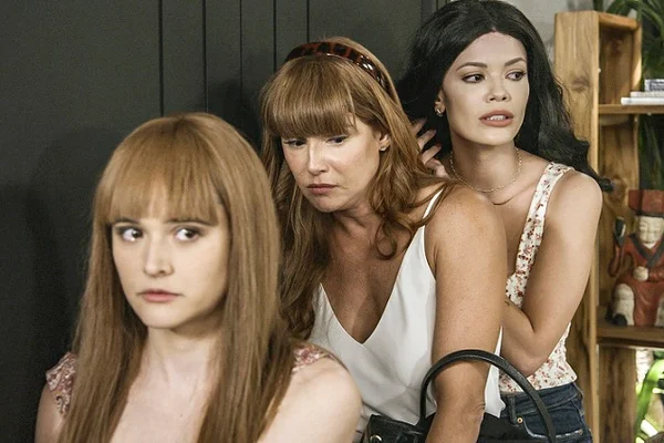 Alexia (Deborah Secco), Kyra (Vitória Strada) e Luna (Juliana Paiva) em Salve-se Quem Puder