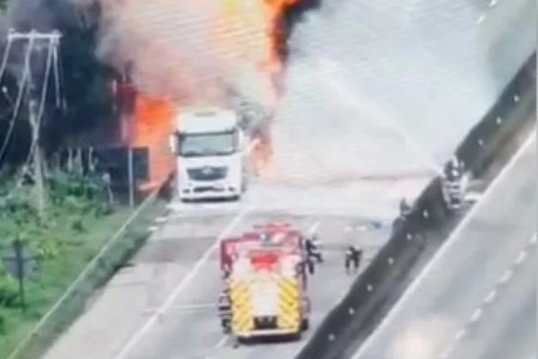 Imagem colorida de carreta pegando foto no acostamento da rodovia - Metrópoles