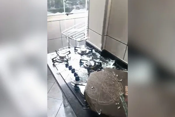 Apartamento destruído após explosão no Jaguaré
