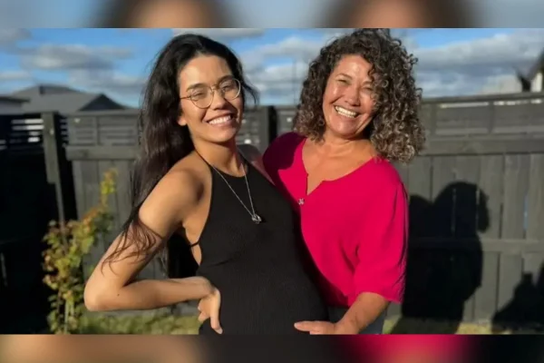 Imagem colorida mostra menina e a mãe - Metrópoles
