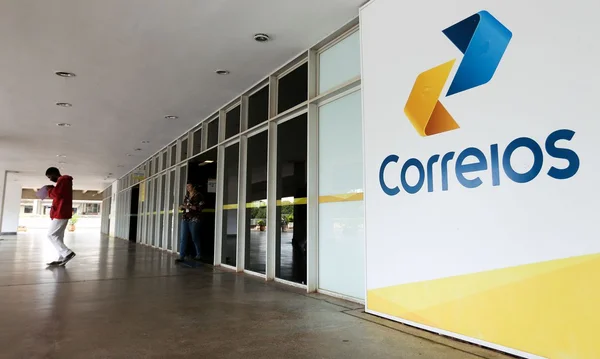 Imagem colorida de uma agência dos Correios - Metrópoles