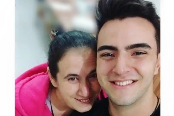 mãe e filho. selma maria borges de oliveira morreu por covid-19, em goiás e o filho rafael borges prestou homenagem a ela, durante o enterro