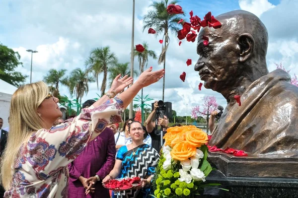 Embaixada indiana presenteia Brasília com busto de Mahatma Gandhi