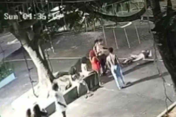 Imagem colorida de homem caído no chão após levar um soco. Metrópoles