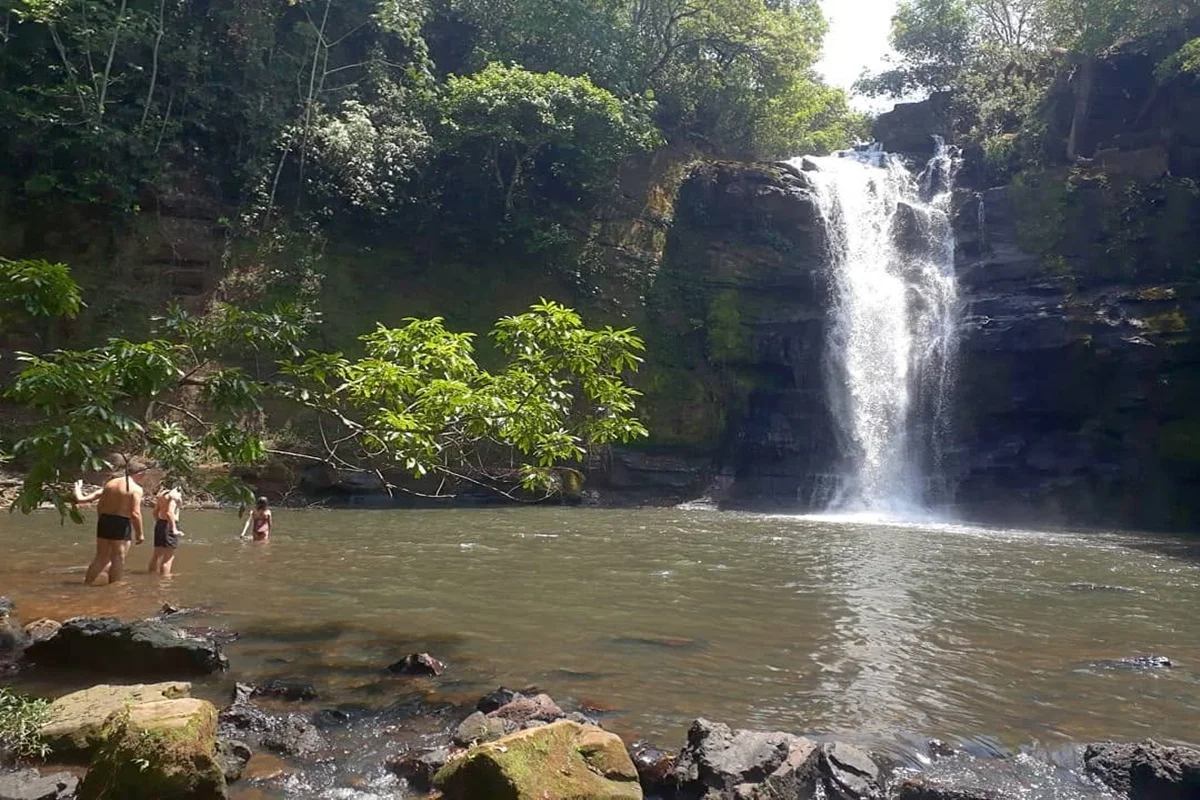 Homem morre após escorregar enquanto tirava fotos em cachoeira em GO