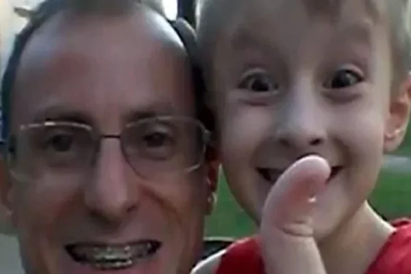 homem branco segurando uma criança branca