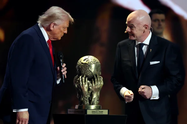 Após receber prêmio da paz, Trump vive momento constrangedor; assista