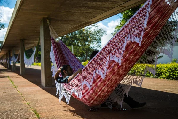 Nova instalação artística coloca redes na área externa da Funarte