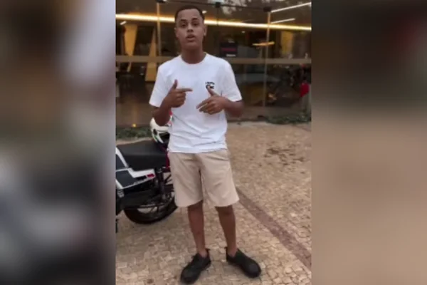 Imagem colorida de Influenciador Xuxa do Grau, foragido após operação policial. Metrópoles