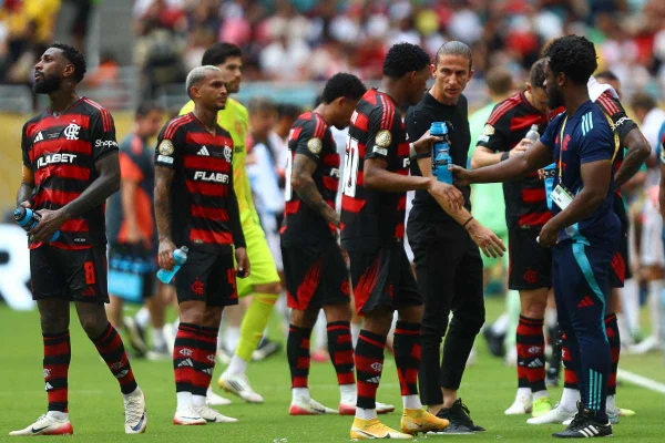 Imagem colorida dos jogadores do Flamengo - Metrópoles