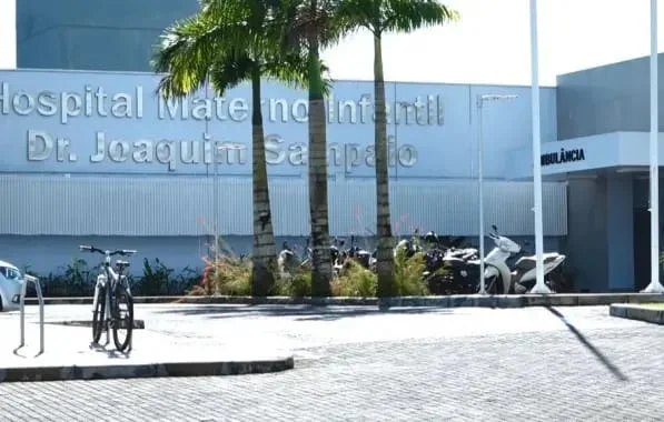 Imagem colorida da fachada do Hospital Materno em Ilhéus.