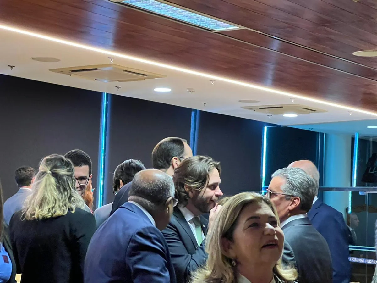 Vicente Santini (centro) marcou presença na posse de Cristiano Zanin no STF Vicente Santini (centro) marcou presença na posse de Cristiano Zanin no STF