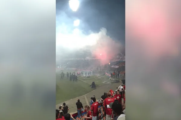 Torcida do Independiente Medellín causa confusão em jogo da Libertadores