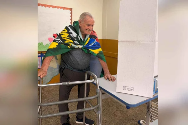 Aposentado de 90 anos exerce direito ao voto em escola no DF