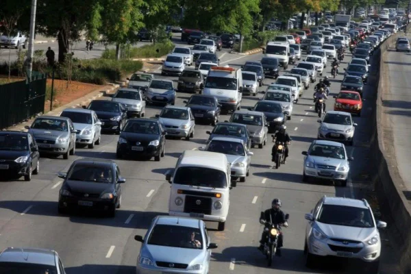 Imagem colorida mostra carros circulando por rodovia de São Paulo em feriado - Metrópoles