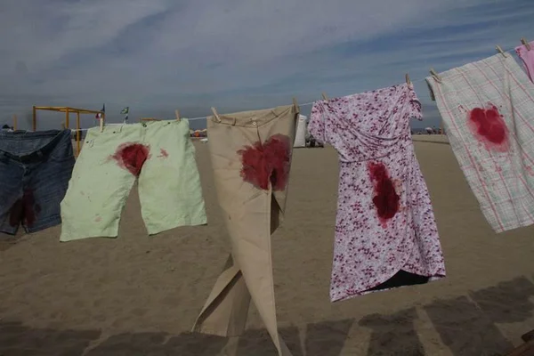 Ato contra estupro estende varal com roupas sujas de sangue no Rio