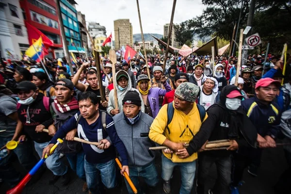 Lenín rompe com a esquerda e culpa até Maduro por caos no Equador