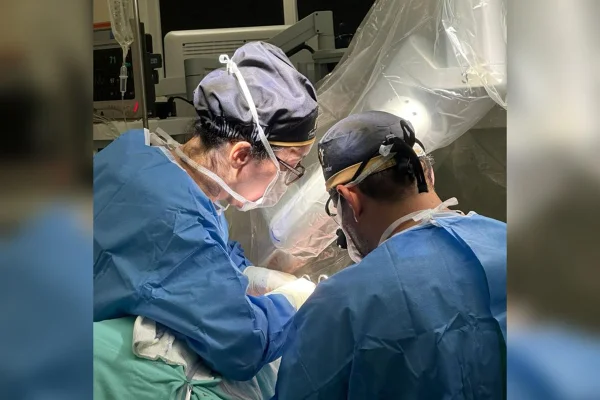 Médicos realizam cirurgia de redesignação sexual com técnica robótica. Metrópoles