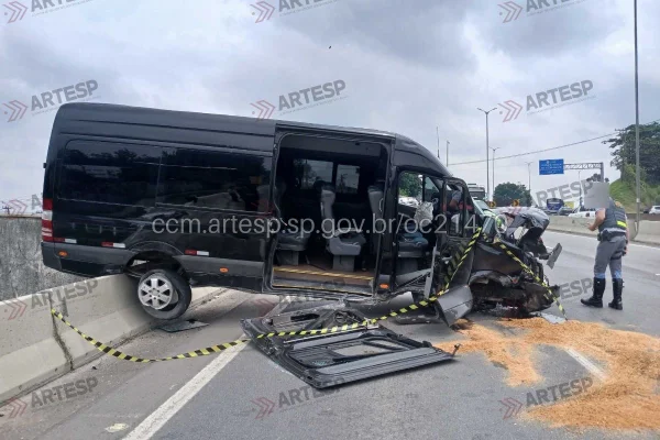 Motorista em fuga bate contra 6 veículos e morre durante perseguição em SP - destaque galeria