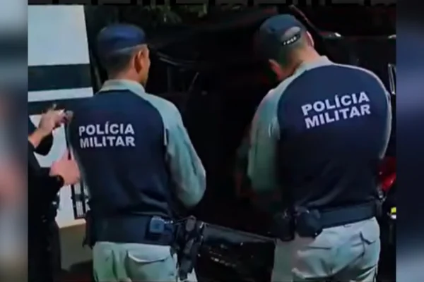PMs cantam parabéns para homem preso no dia do aniversário