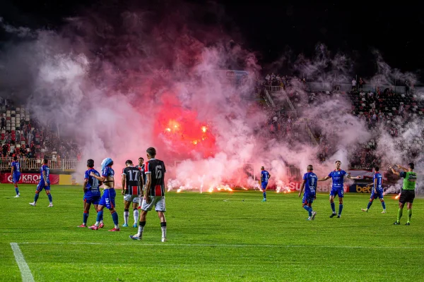 Torcedores atiram sinalizadores em campo durante jogo do Catarinense