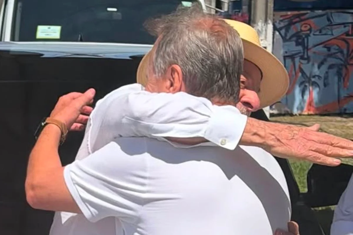 Geddel chega ao lado de Lula em convenção do PT na Bahia
