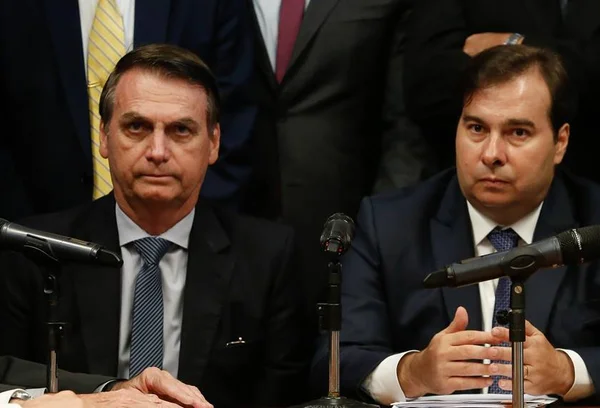 Bolsonaro rebate Maia: “Não existe brincadeira de minha parte”