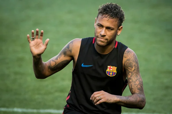 Imagem colorida de Neymar - Metrópoles